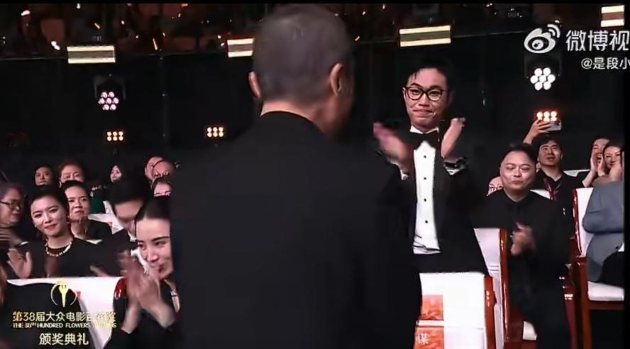 《哪吒》获奖无人起身，《惊蛰无声》获奖全体起立，这不是看人下菜碟，而是大鹏这