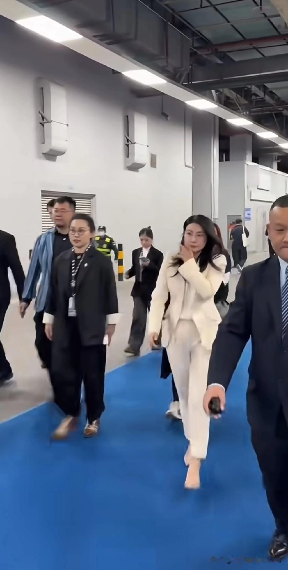 郭晶晶这套西装也太飒了吧！果然是世界冠军，穿什么都自带大气场。这气质真是把