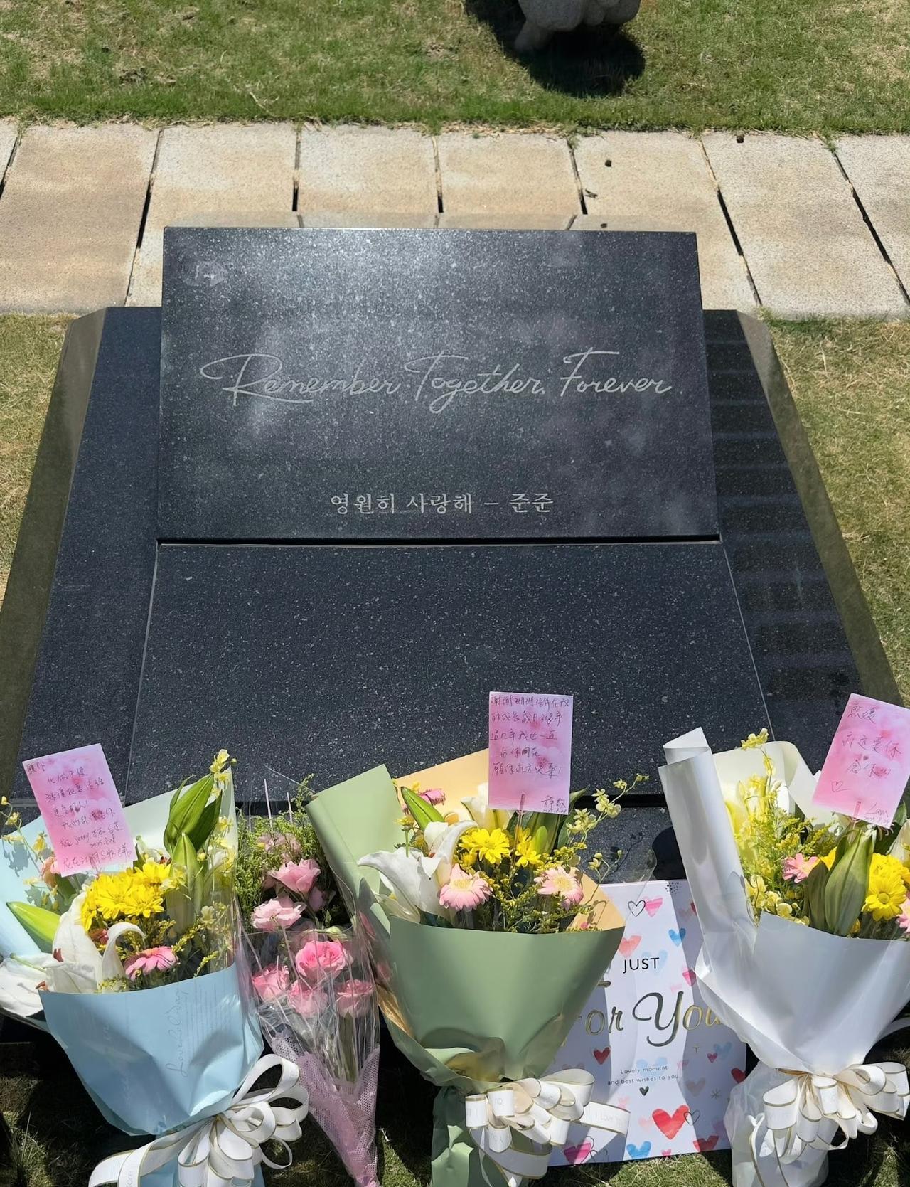 今天上海女婿龙正导演去金宝山祭拜大s了！晒出大s墓碑的正面照以及具俊晔为大s写的