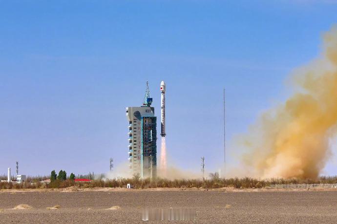 【高精度温室气体综合探测卫星成功发射】今天，我国在酒泉卫星发射中心使用长征四号丙