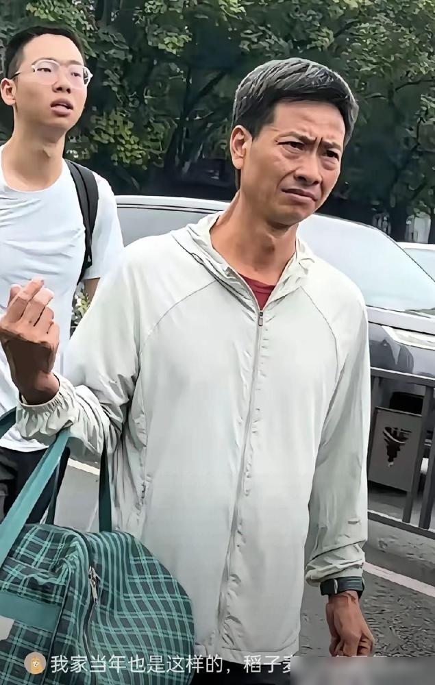 浙大开学现场，本该是全家扬眉吐气的大喜日子，可这位送孩子报到的父亲，却让人看着心