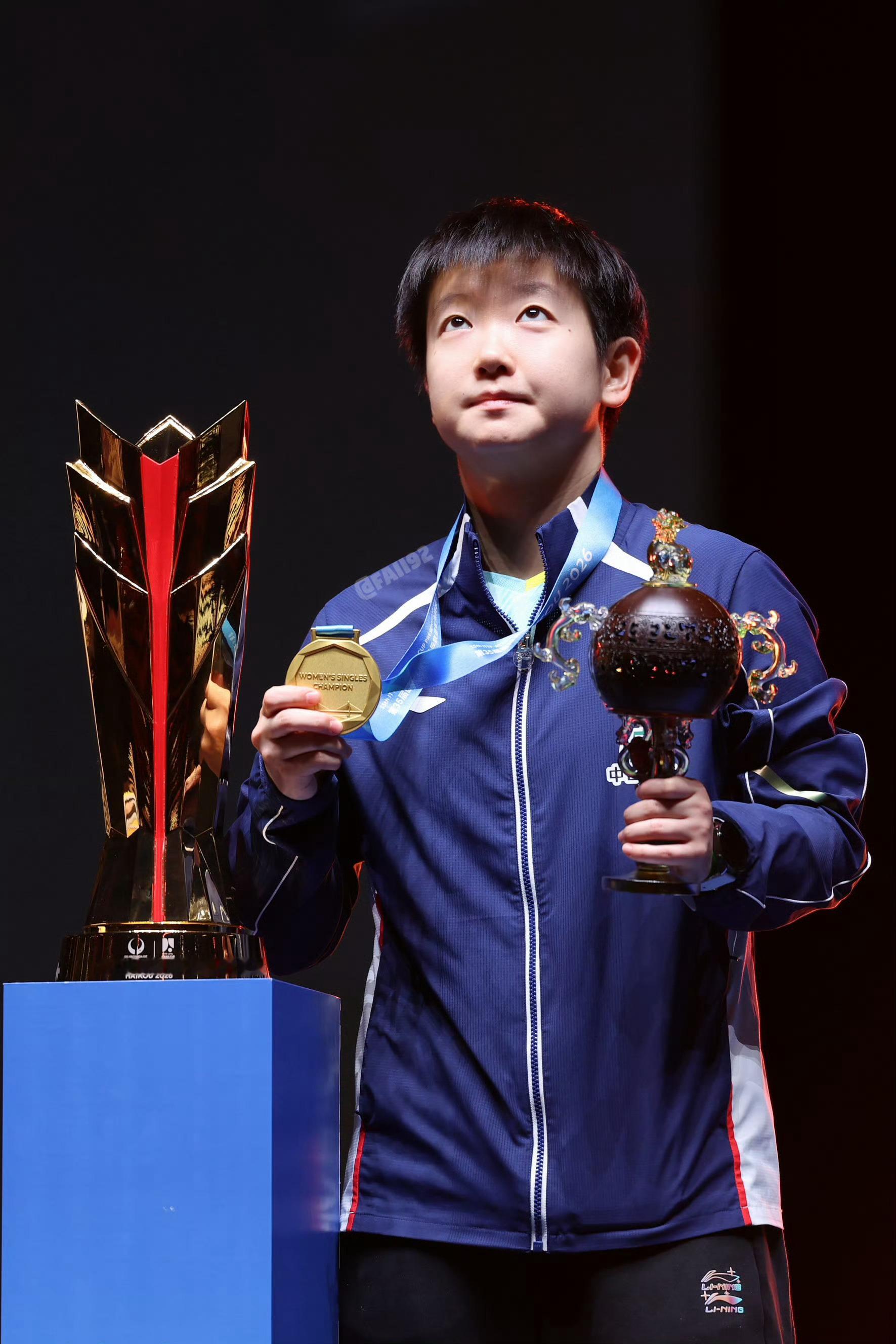 Q：论不打混双的半年孙颖莎在干嘛   N：当然是在夺冠和创造乒坛历史啦...