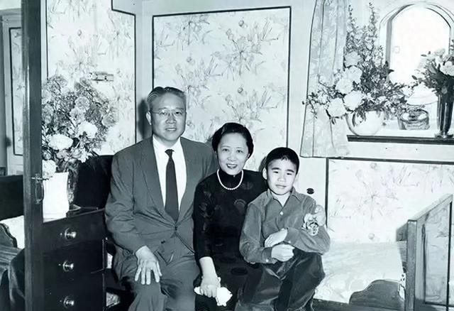 1973年，袁世凯的孙子回国后，周总理亲自接见了他们。照片中可以看到，周总理非常