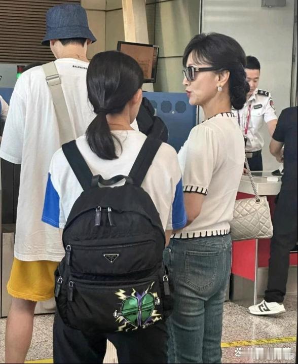 网友在杭州机场偶遇赵雅芝，如今已是71岁依旧状态出众，利落体态配上优雅气质，身形