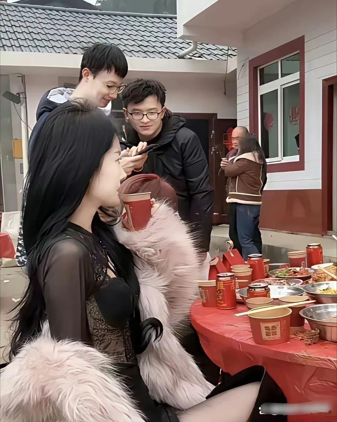 婚礼上见到的一个女生，穿成这样是来抢新娘风头的吧￼