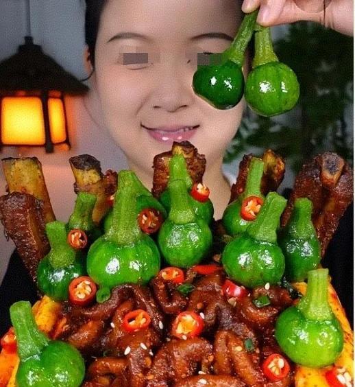 真的惊到我了——眼睛都不眨一下，10分钟里忒辣的几盘菜下肚，吃完还在不停的