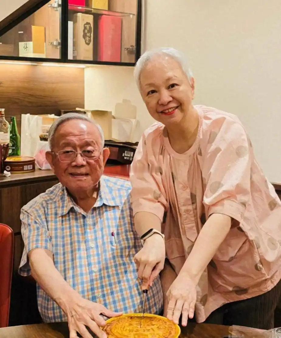 三代同堂，钟镇涛68岁前任香港玉女陈秋霞晒出45周年合照，携手83岁富豪丈夫一起​