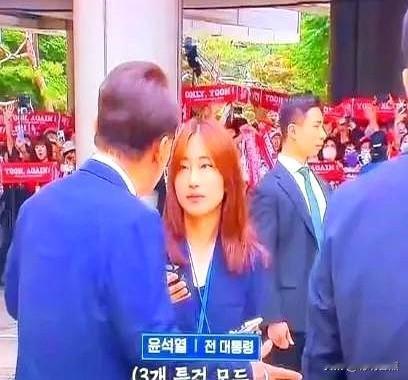 尹锡悦暴躁开口讲话吓到记者，记者就问他，对于特检传唤和警方传唤，有什么回应？