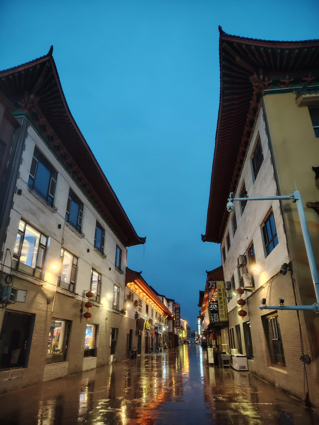 一种全新的购房趋势正吸引着众人目光。即越来越多的人倾向于和父母一同购置两套相邻