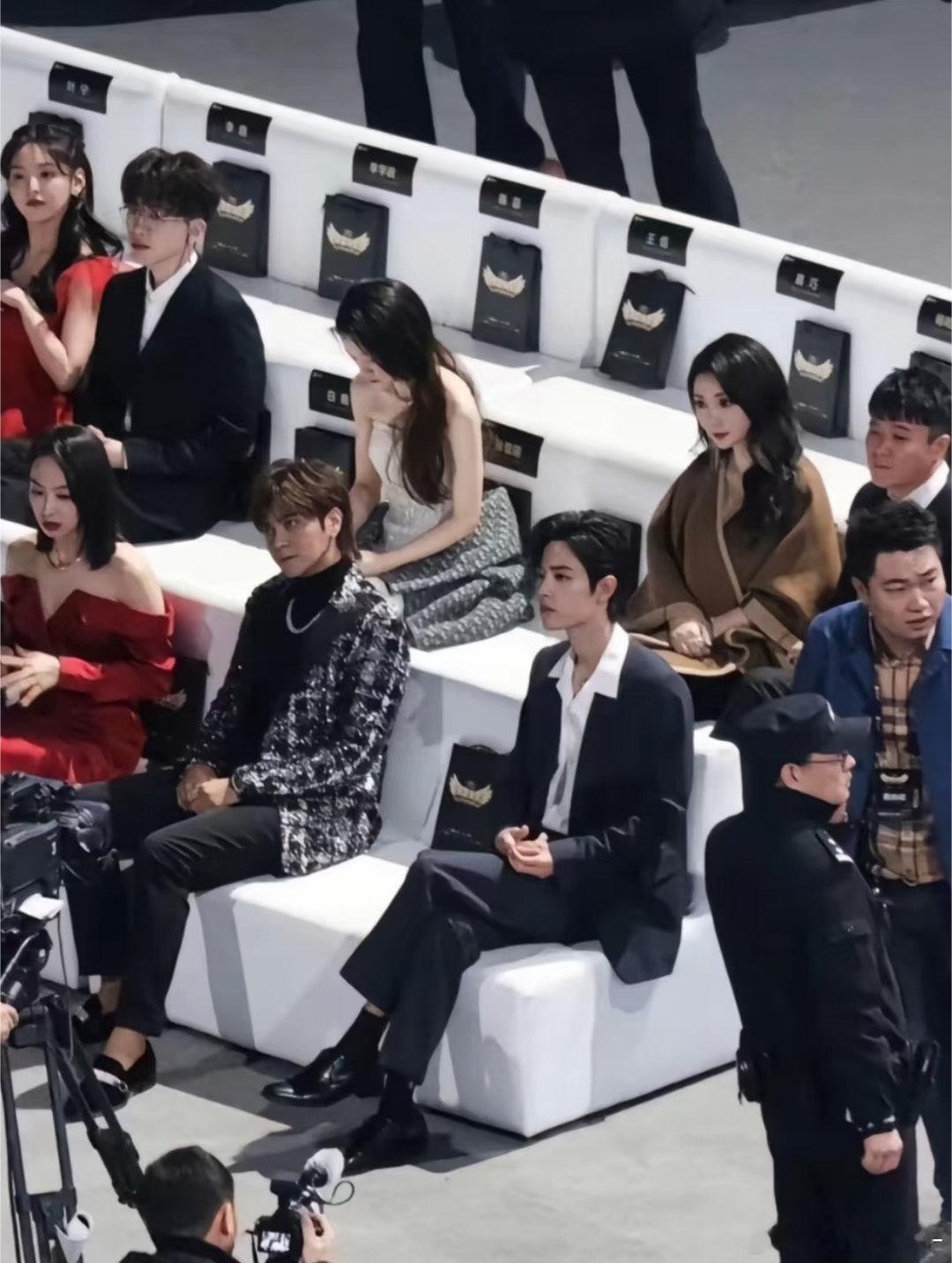 卧槽好喜欢肖战这张图在人群中有种疏离感