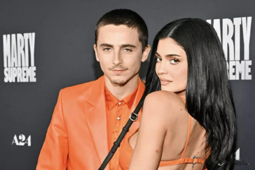 【甜茶金小妹橙装杀疯了！首映礼搂腰秀恩爱，网友：年度情侣锁死！】甜茶和金小