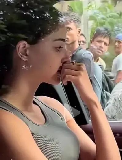 一位高种姓女孩，坐在车内，被一群低种姓男人围观。这种场景用一个最恰当的比喻，就是