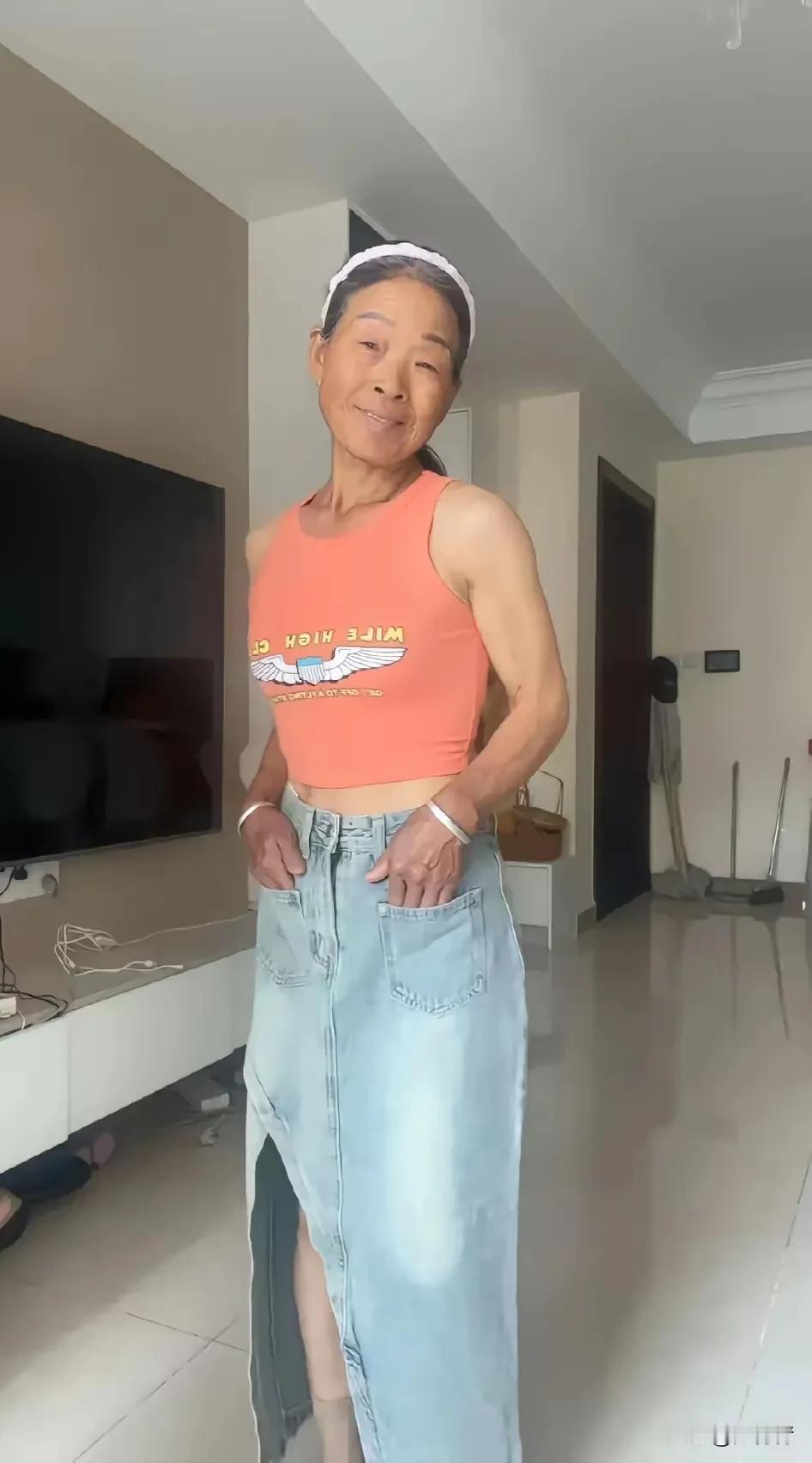“五六十岁年龄了，脸上褶子能夹死蚊子，还经常穿年轻女孩的衣服、小短裙、豹纹裤、身