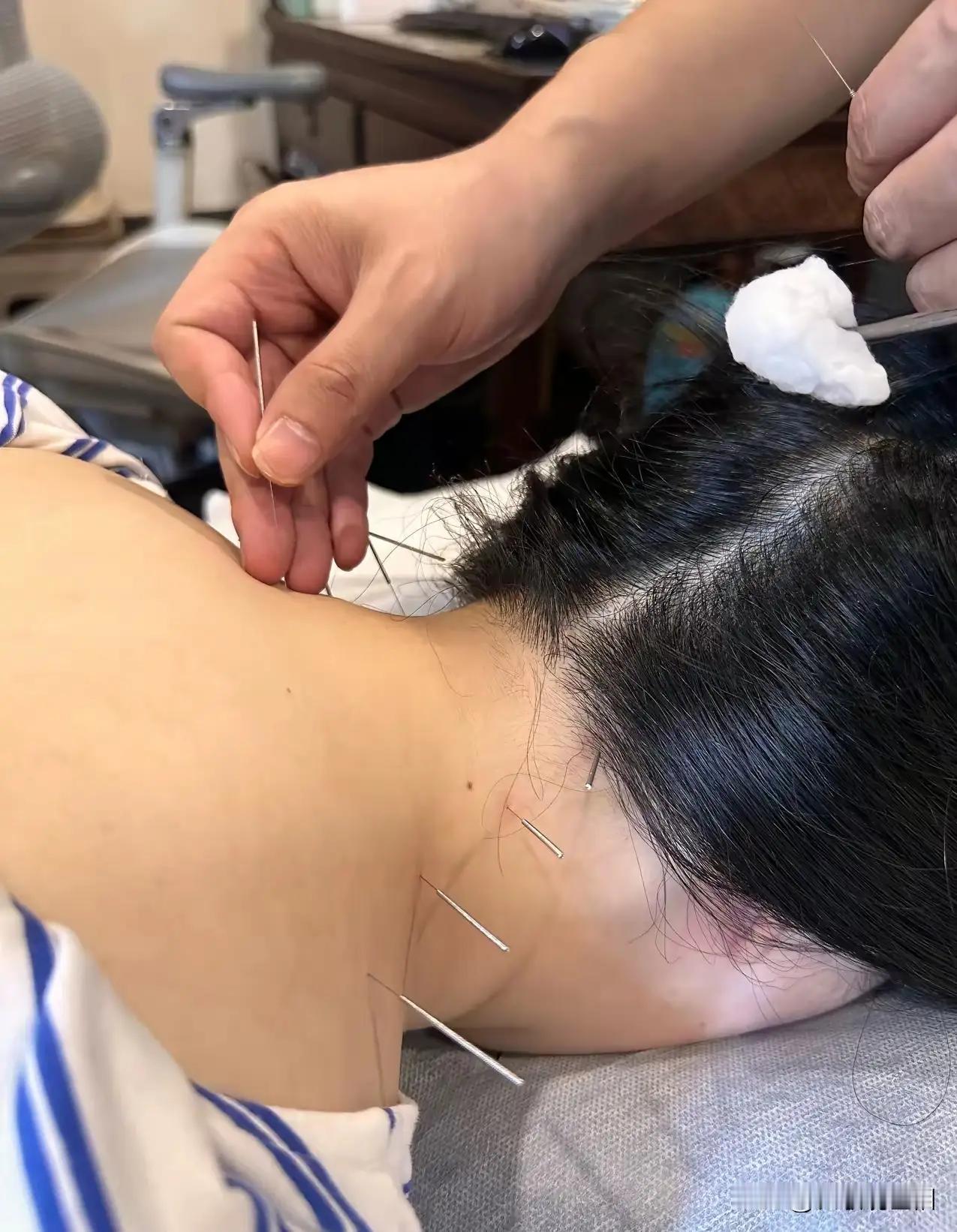 武汉的陈女士今年40岁，在一家公司做财务，常年伏案工作，颈椎一直不太好。那天