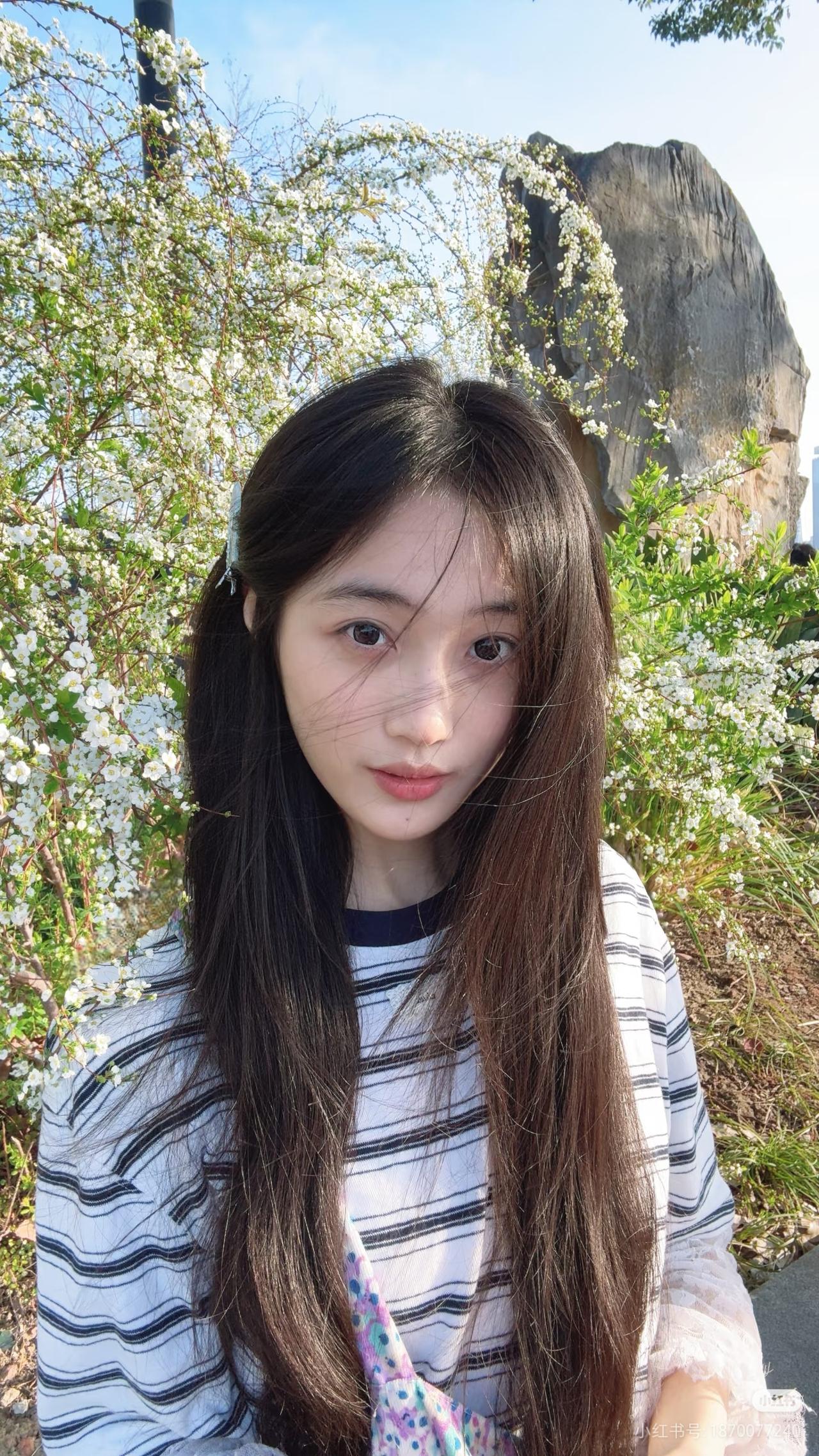 春日野餐，花海中的少女