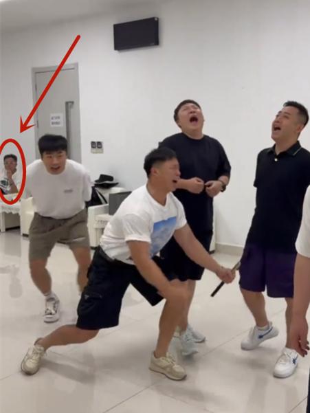 郭德纲师徒后台排练，于谦一旁淡定玩手机。郭德纲在后台唱《大西厢》，孔云龙、烧饼、