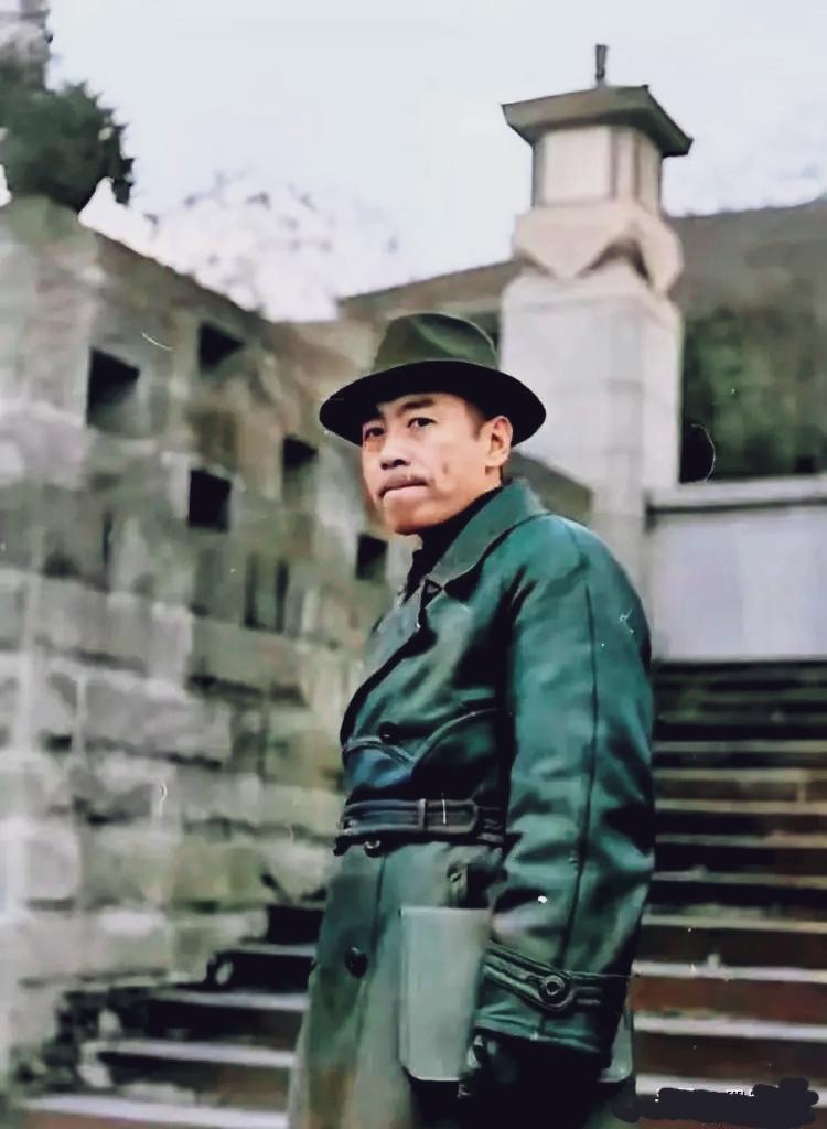 民国时期，周恩来就能文能武，特工鼻祖。蒋介石很欣赏周恩来的才华和能力，羡慕毛泽东