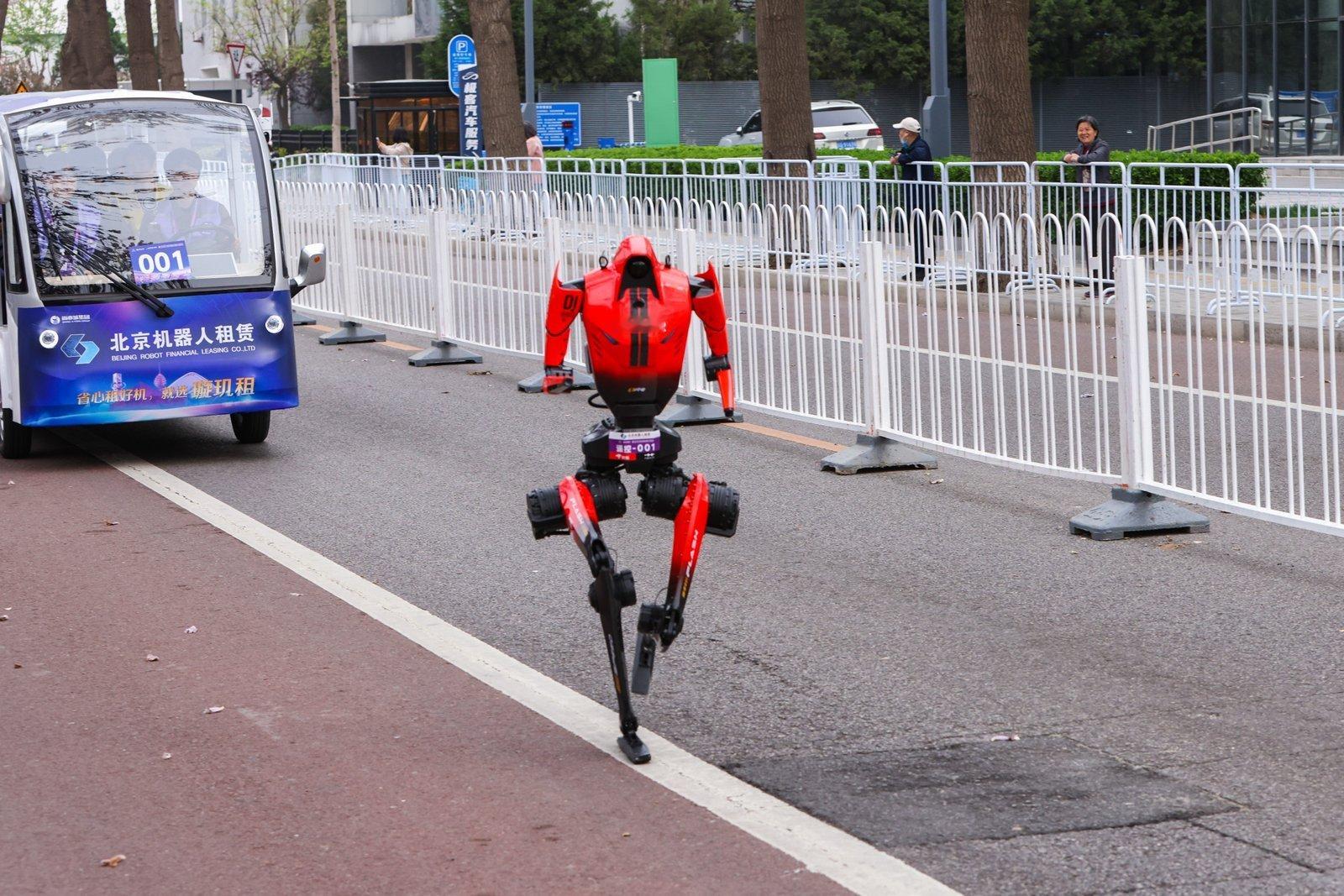 成绩出来了！荣耀齐天大圣队自研人形机器人“闪电”以50分26秒（净用时）的成绩夺