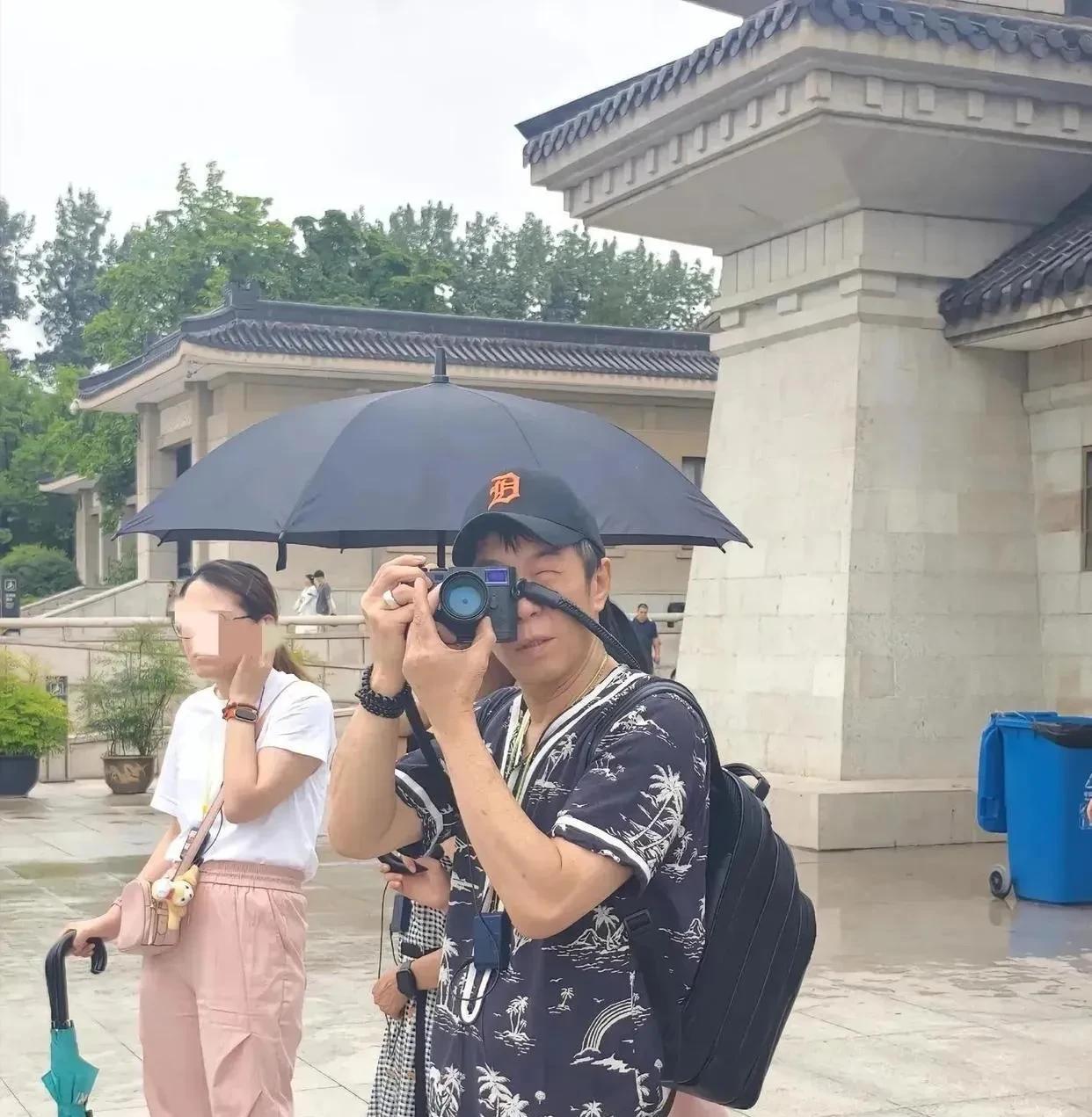 黄贯中与朱茵夫妇带着女儿在西安游玩。“紫霞仙子”朱茵呢，除了身材不高挑之外，本人