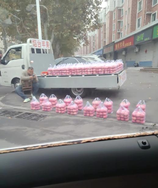 笑不活！山东一苹果摊不降价反而火了！这背后藏着小微商业的破局密码，甚至连官方都将