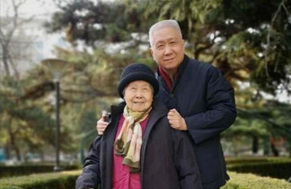 一次，主持人问马未都：“你身价至少100亿，你的母亲肯定为你感到骄傲自豪。”马未