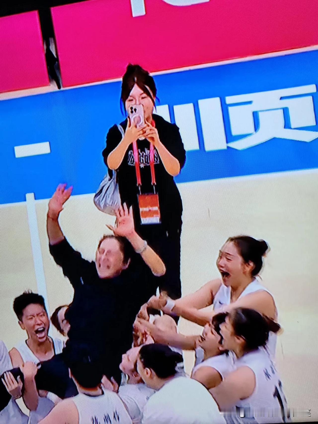 刚刚结束女篮决赛！广东女篮74比68战胜四川队获得全运会女篮冠军！粤川