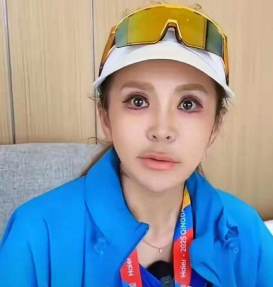 朱迅的变化太大了，这应该是妆容问题吧，看着好吓人啊​​​