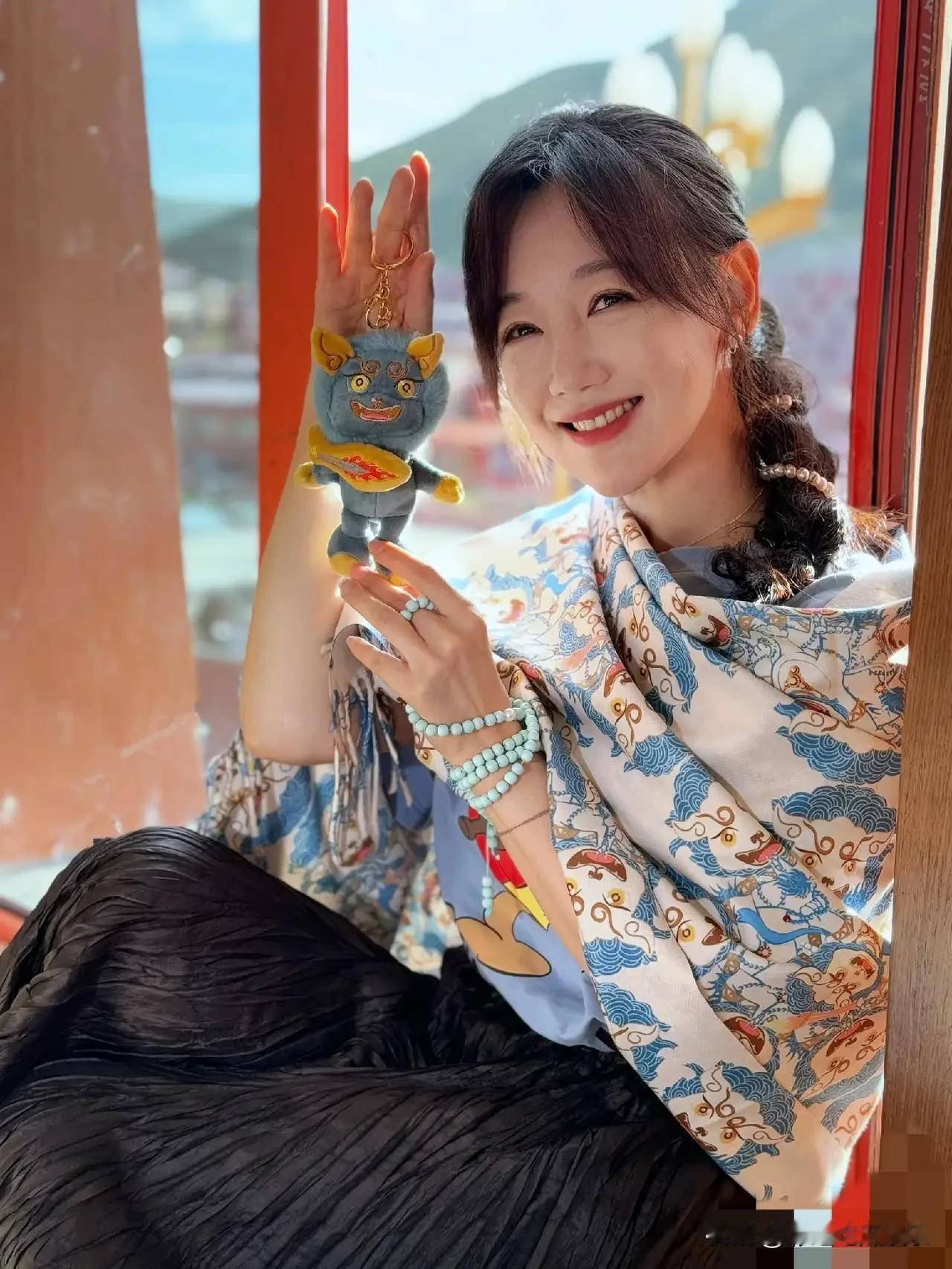 薛佳凝2013年起就开始攒金，那时金价才三百多，她就开始入手了2公斤。还有个