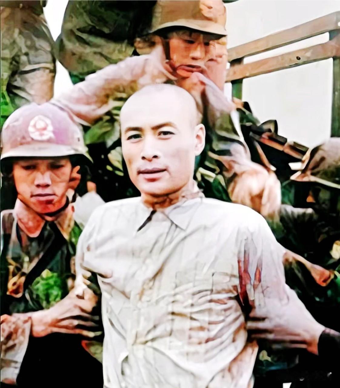 刷到一个帖子，眼泪一下就出来了。烈士聂曦的妻子去领骨灰的时候，托人带了句话，说