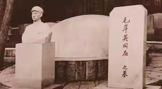 2007年，毛岸青病重住院。那天，他突然抓住儿子的手，说：“我走后，不要把我葬在