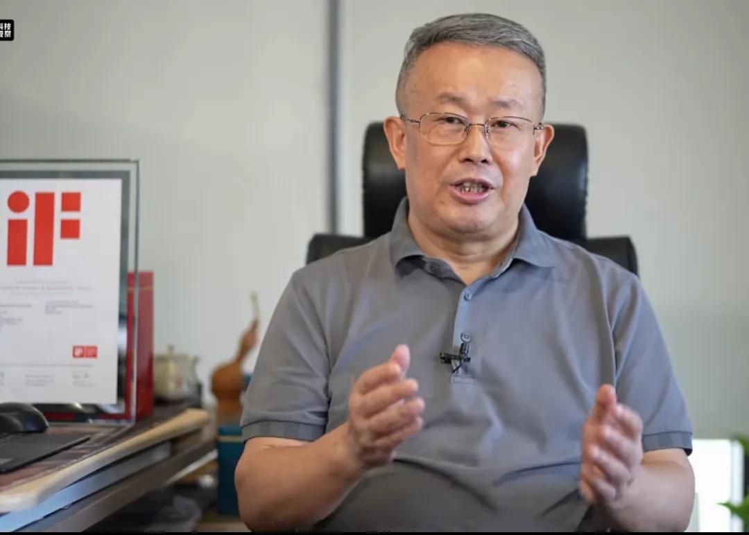项立刚谈杨兰兰。项立刚先生发文说，之所以有杨兰兰这一件事，是因为澳洲人仇富，心里