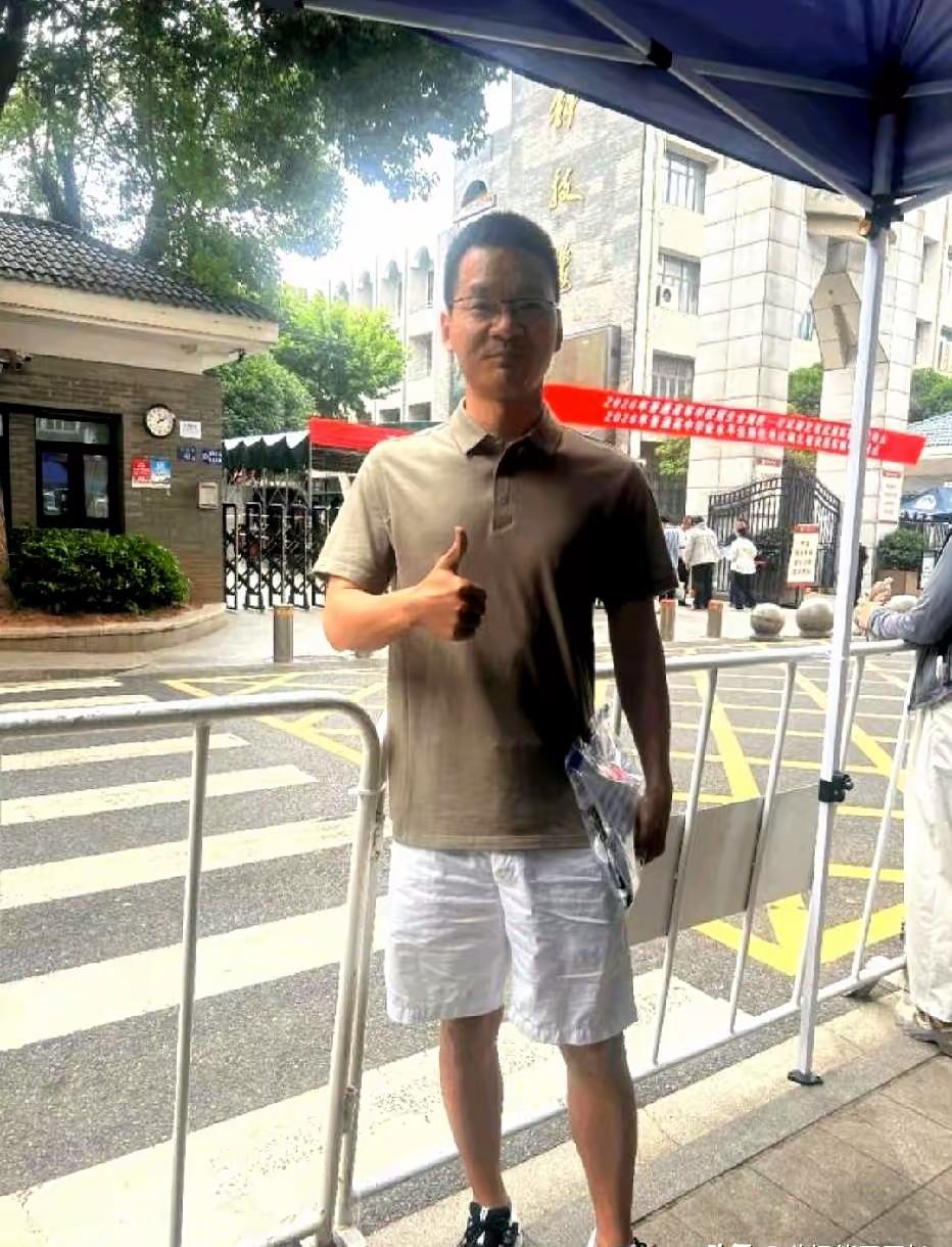 武汉一位高中网红数学老师，连续4年亲自参加高考，今年考完自己估了138分，最逗的