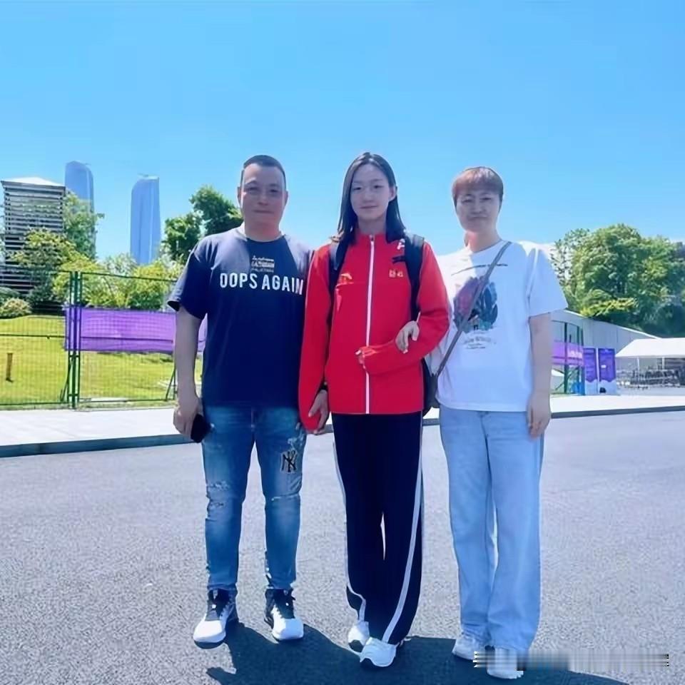 她就是李冰洁的母亲王伟，昔日自由泳名将，如今是一名体育老师。一岁多的李冰洁，就