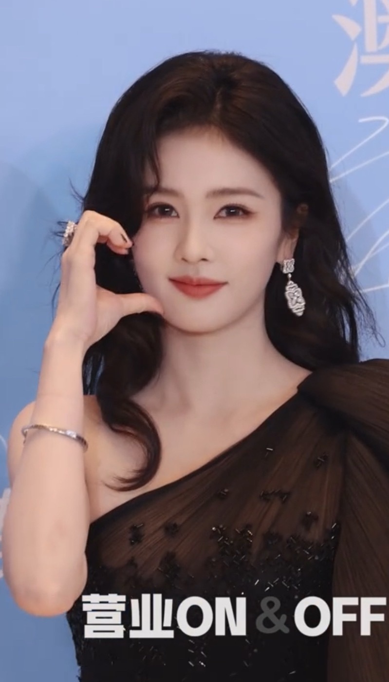 今晚同一个摄影师拍的怼脸生图：白鹿田曦薇孟子义