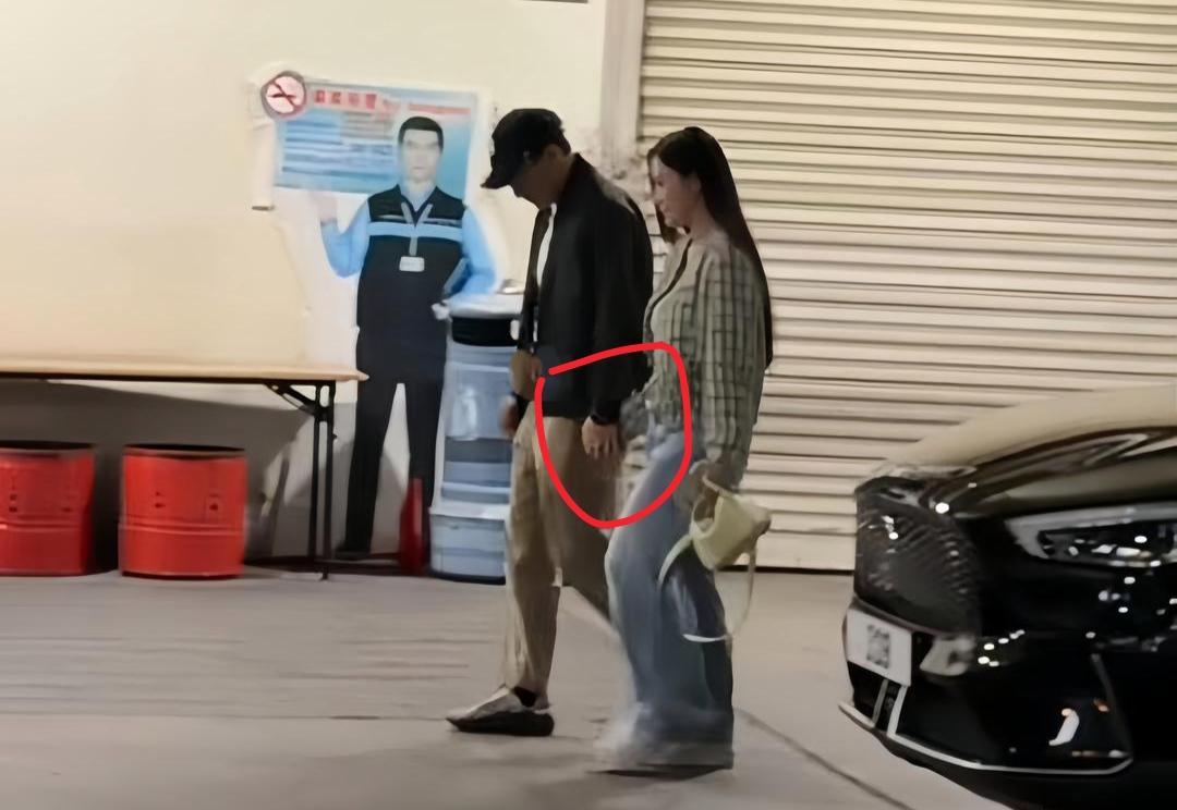 刘恺威牵手一年轻美女现身香港红磡体育馆后场，他戴着黑色棒球帽，始终低着头，左手紧