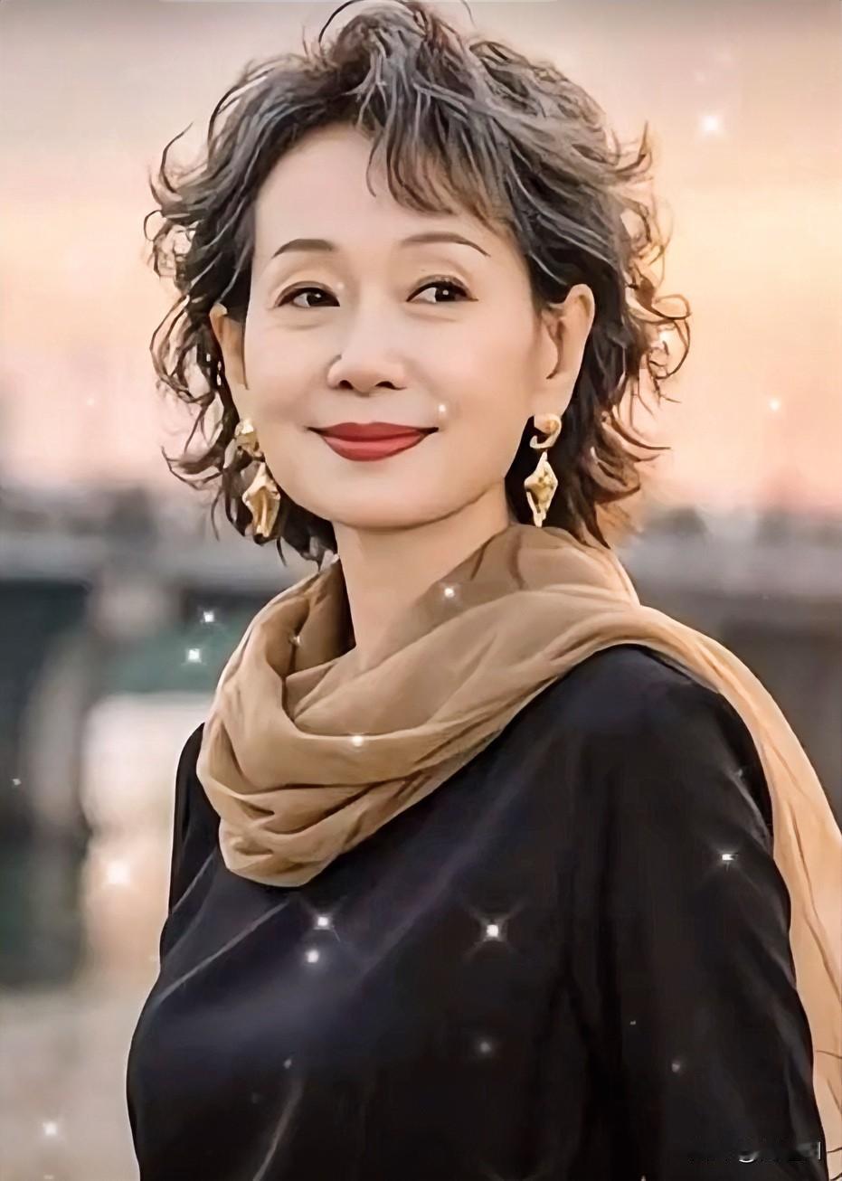 大家发现没有，现在五六十岁的女人正在发生着一个很大的变化，她们一旦退休后，就不再