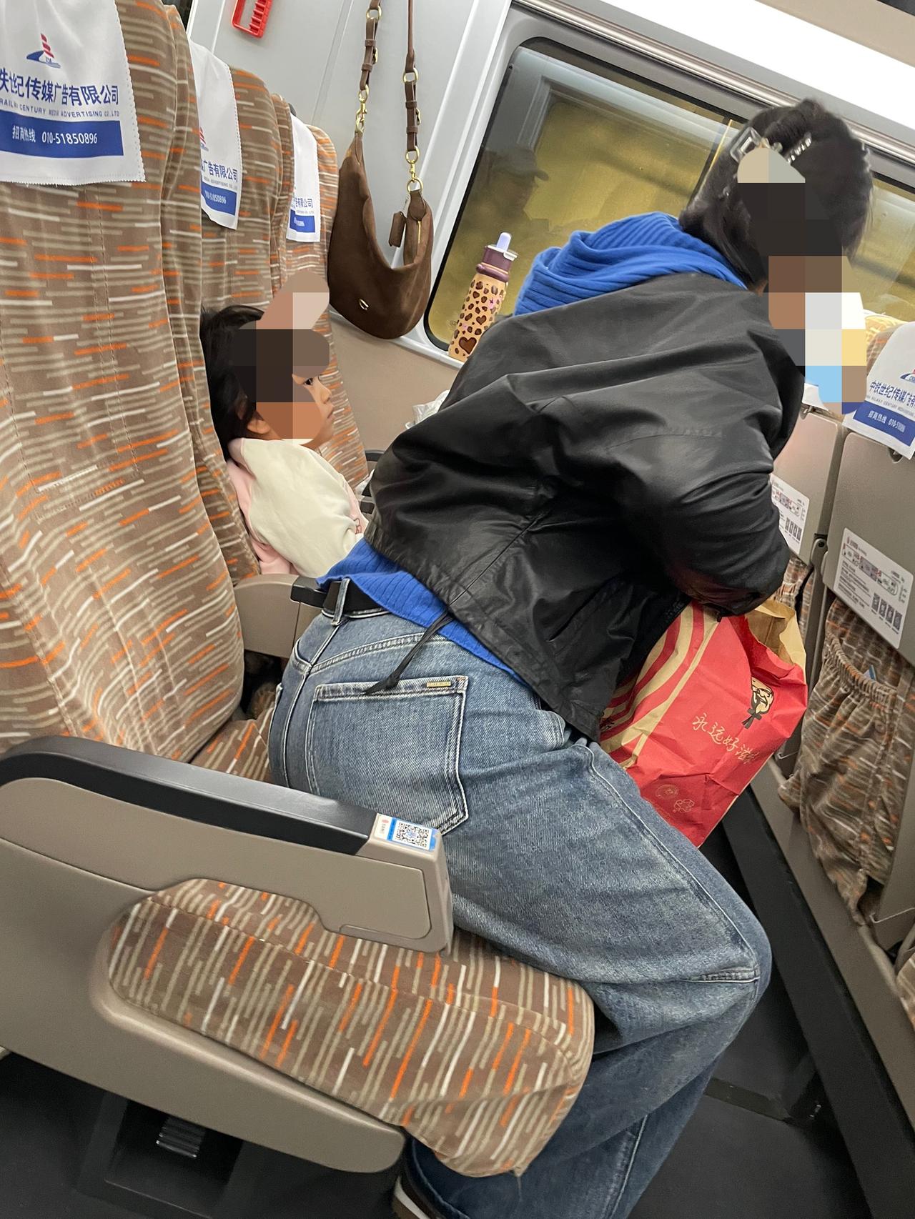 今天坐高铁，邻座的一对年轻夫妻带着俩娃占了三个座，这一路上闹腾得实在厉害。这夫