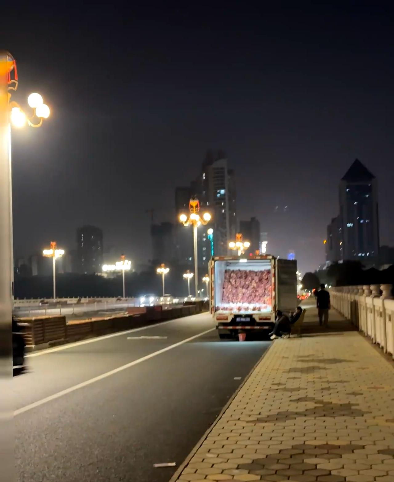 在民族大道上这么摆摊没人管？南宁的地摊我是能不买就不买，以前我相信是为了活着