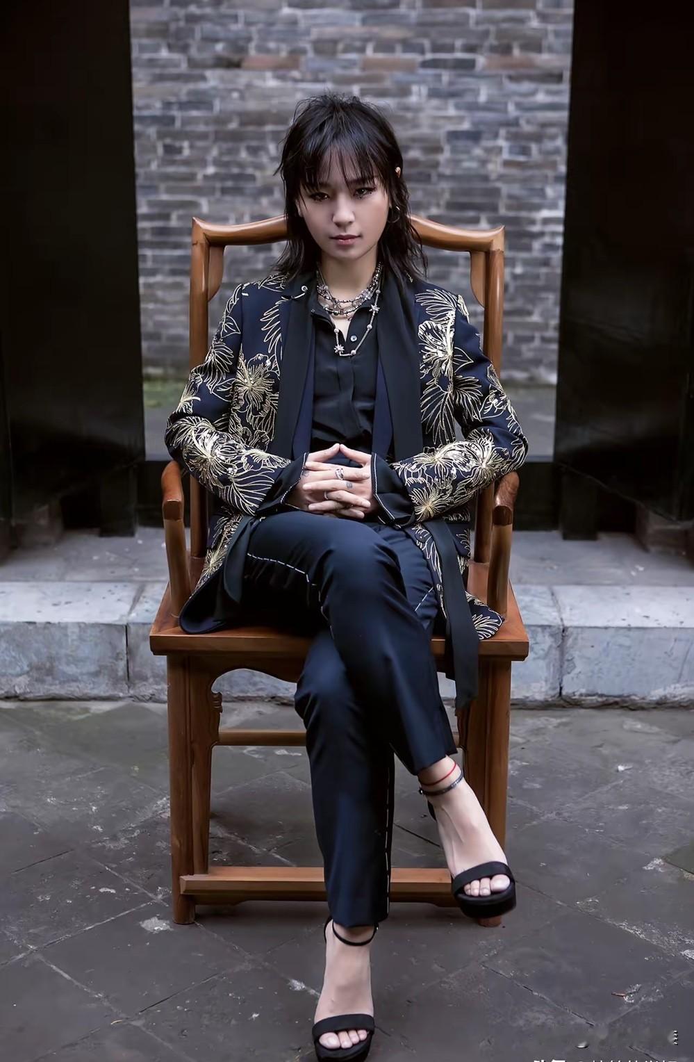 周笔畅越来越个性，本来挺中性，现在更个性！神奇的一代“超级女声”，出名的不仅仅