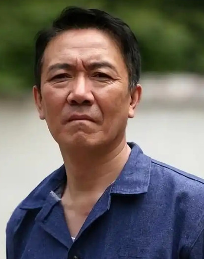2004年，46岁的李幼斌凭借《亮剑》大火，他马上与老婆张瑞琪离了婚，不久后转身