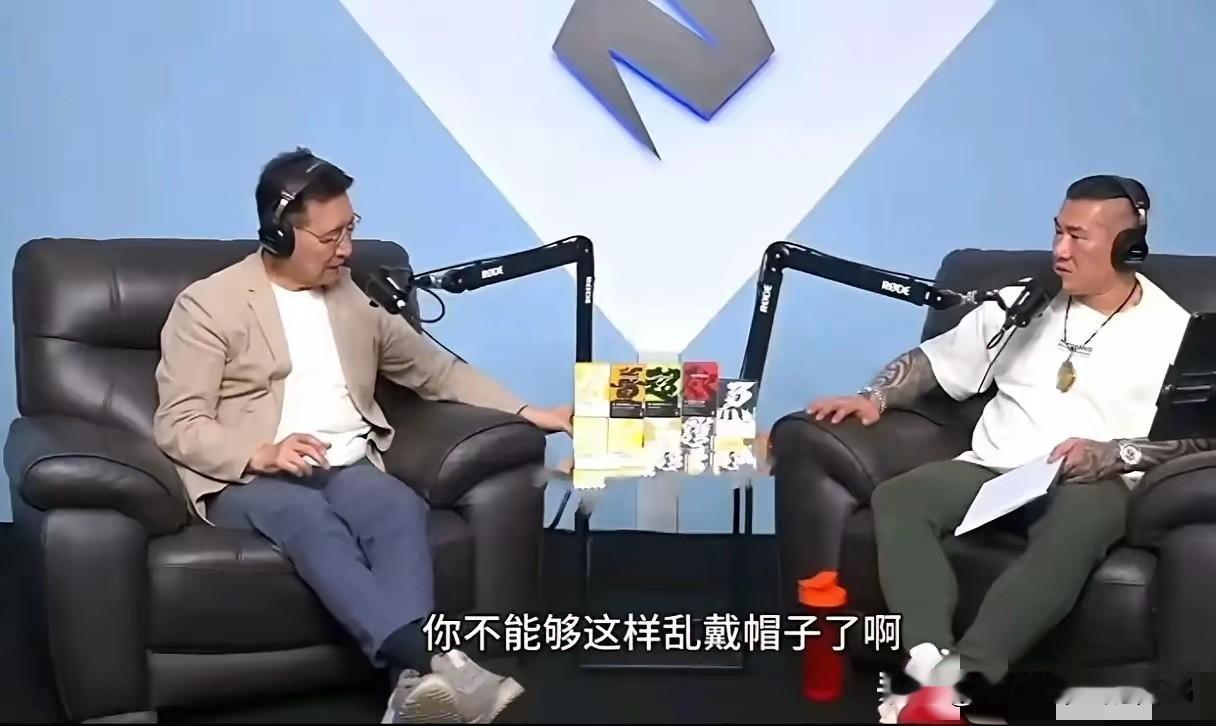 你们发现了没？馆长在直播中对赵少康发问道：“请问赵少康先生，你支持两岸统一吗？