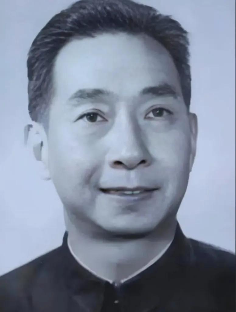 这回算是真把西方拍卖行整不会了。佳士得、苏富比连夜撤下大批拍品，哪怕之前估价几百