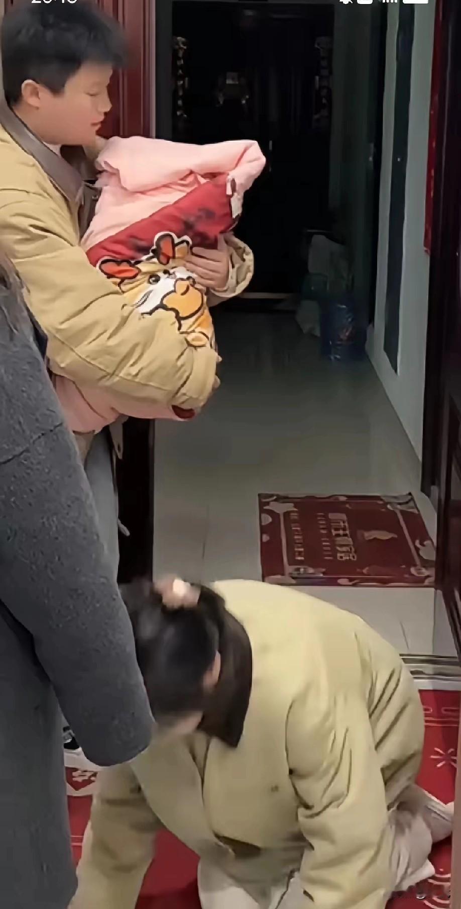 男子是上门女婿，男子妈生病住院，他偷偷给了5000块，被丈母娘知道：