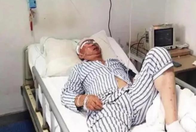 江苏南通，儿子遭遇车祸身受重伤，母亲救子心切，果断拿出26万元用于抢救儿子，儿子