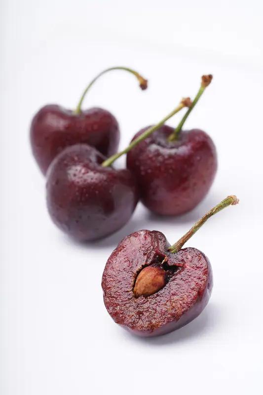 车厘子以前那价格，简直就是水果界的“奢侈品”。记得早些年，一斤车厘子动辄上百元，