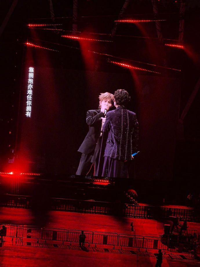 张远被李昊做局了现场观众有眼福咯！张远跨年演唱会嘉宾是李昊，两人唱《富士山下》