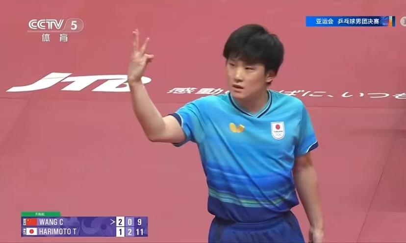 太嚣张了！张本智和赢了后，一直在做手势的动作，先是在赢了王楚钦后，比了一个“三”