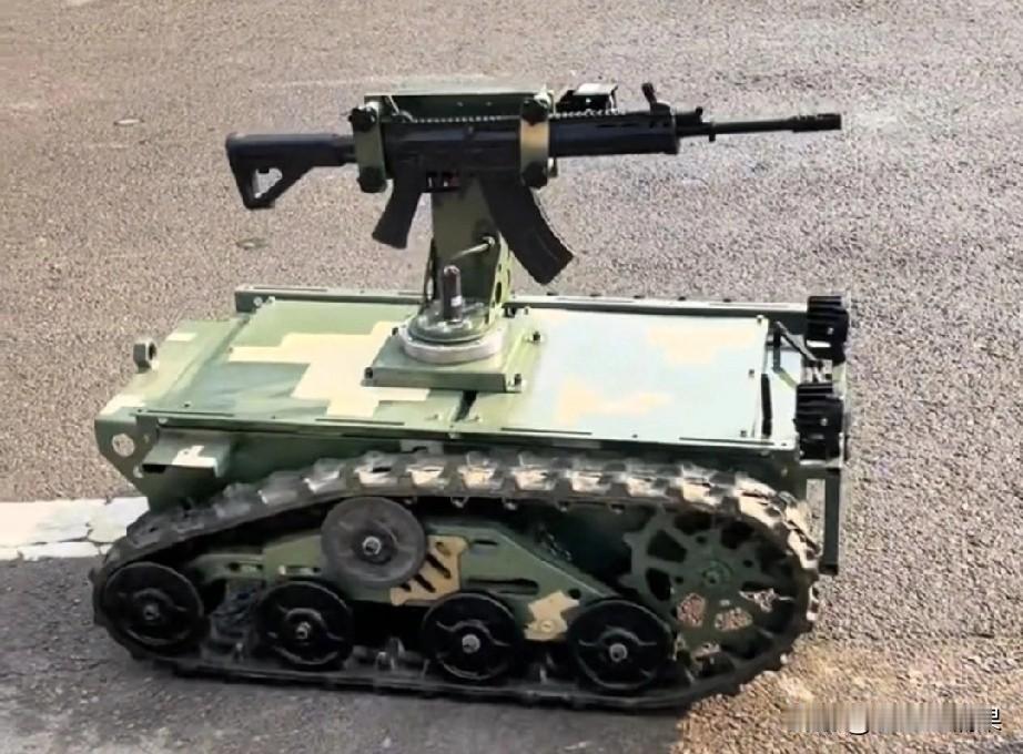 这种无人战车扛着突击步枪，真的使用性不强吗？网上上有人提出了质疑，认为这款武器