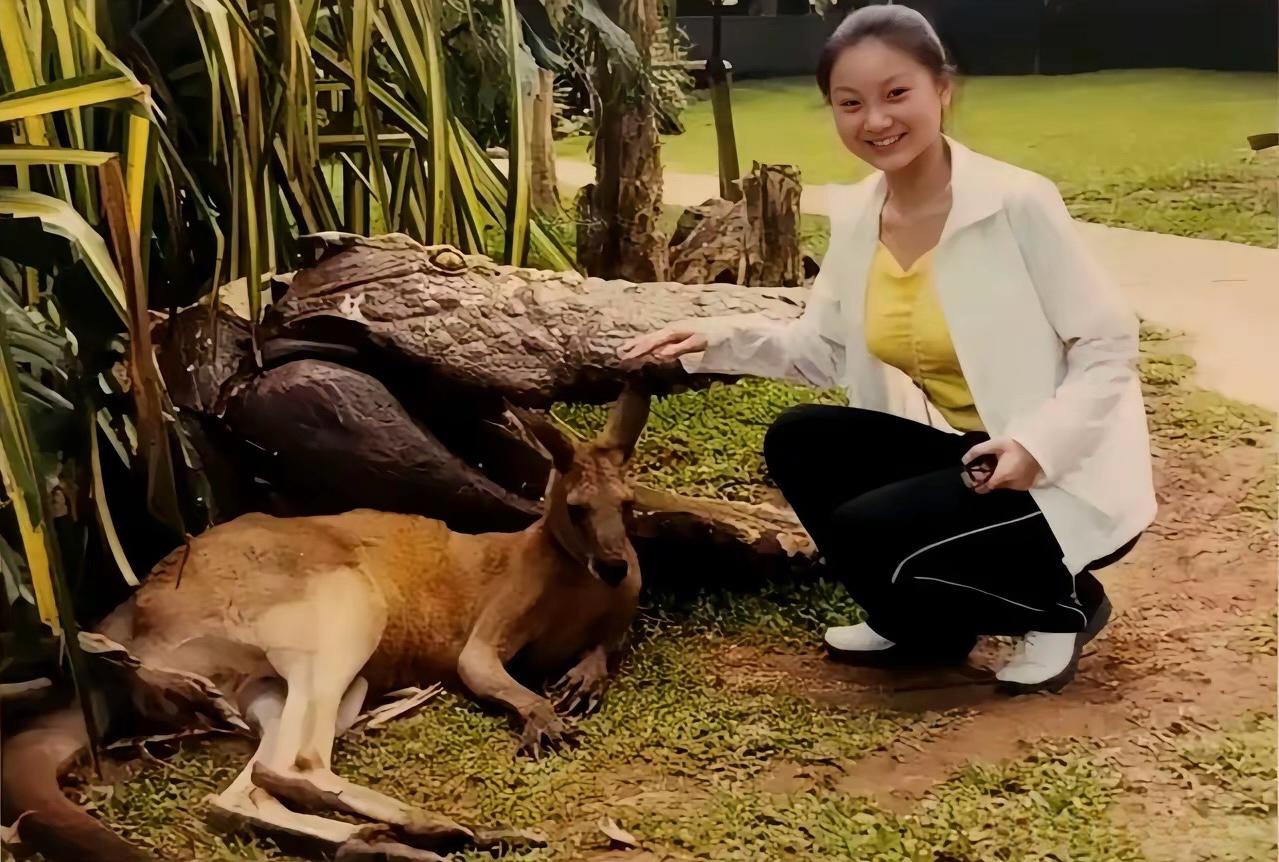 1999年，还在北电上大学的陈婷，她游玩时，在户外与一只卧在草地上的袋鼠合影。