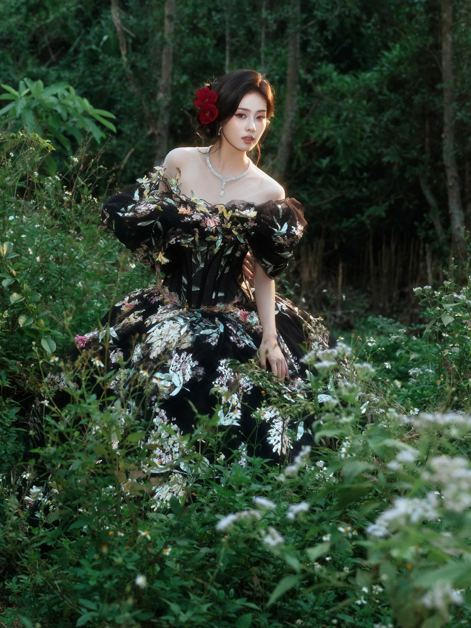 白鹿身穿GuoPei2026春夏定制系列印花裙亮相腾讯视频星光大赏